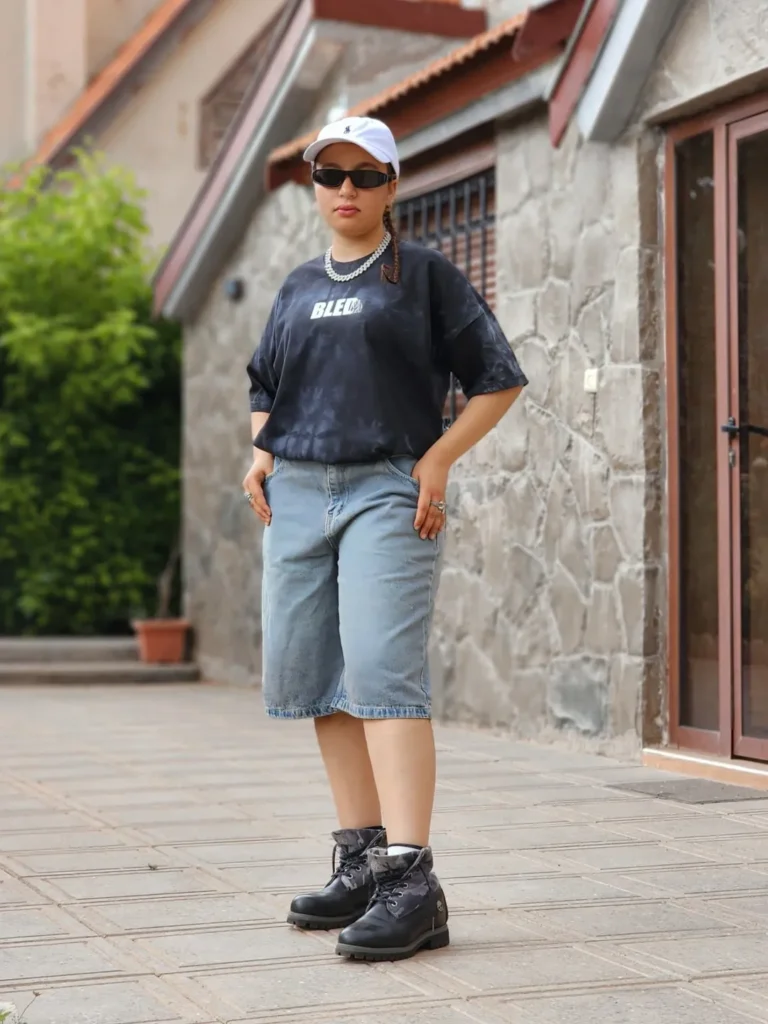 Street Style Edge: Bermuda Shorts Streetwear & Tomboy Vibes