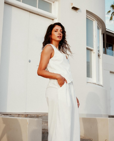 White Linen Dress Outfit Ideas

Lightweight white linen dresses are perfect for hot summer days.